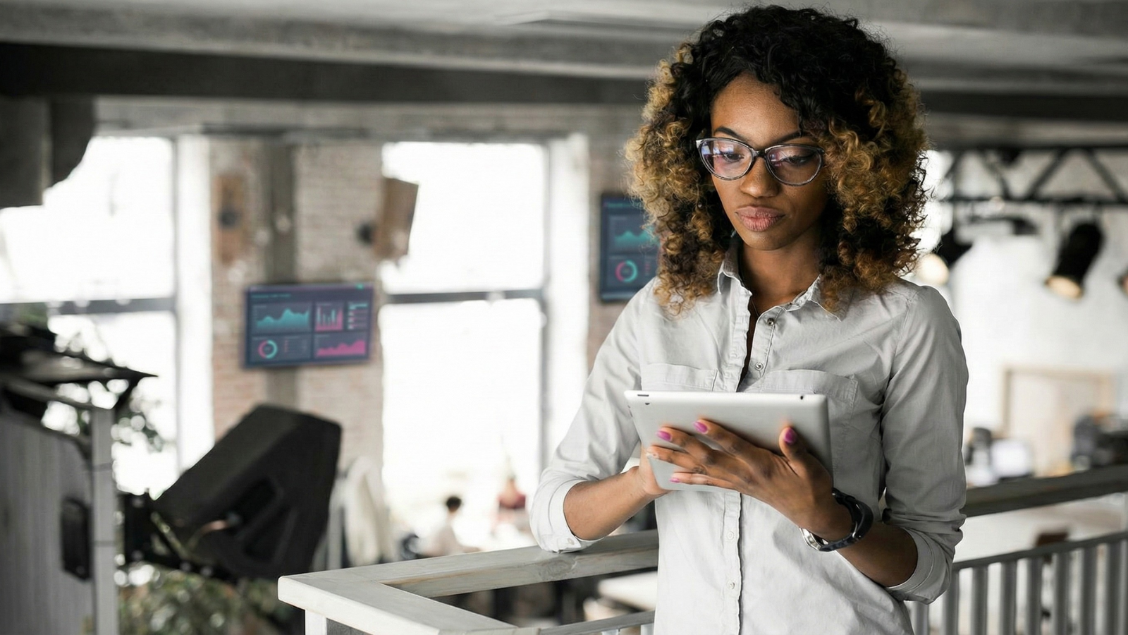 Empresária analisando dados em um tablet em ambiente de trabalho
